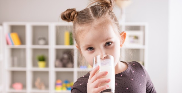Κάνει να πιεί φρέσκο γάλα το παιδί μου; Αγελαδινό, κατσικίσιο ή ένα ειδικά σχεδιασμένο παιδικό γάλα;