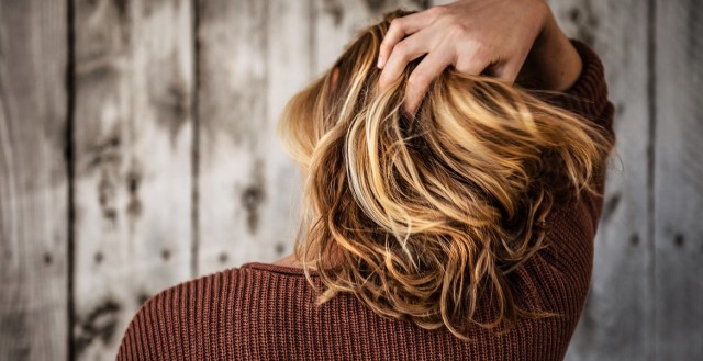 Πώς θα διακρίνεις την εποχική τριχόπτωση από μία πιο σοβαρή απώλεια μαλλιών;