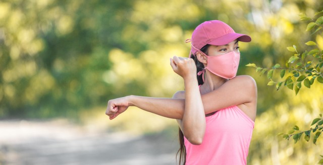 3 tips για να κάνεις γυμναστική φορώντας τη μάσκα σου