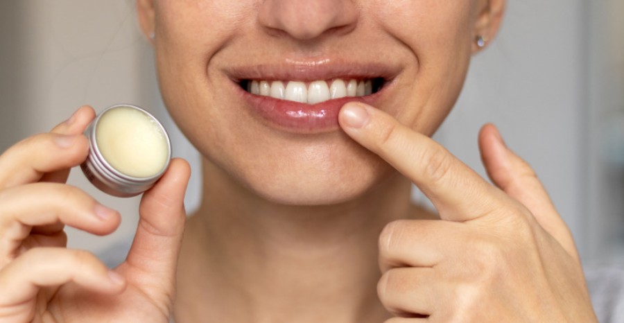 Σκασμένα χείλη: Τα 5+1 καλύτερα lip balm για απαλά χείλη τον χειμώνα